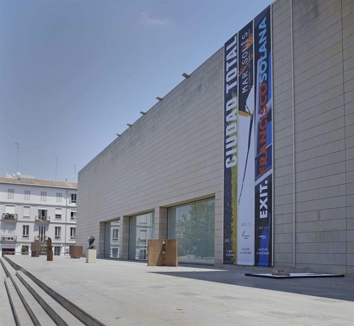 Figuras En La Explanada Del IVAM