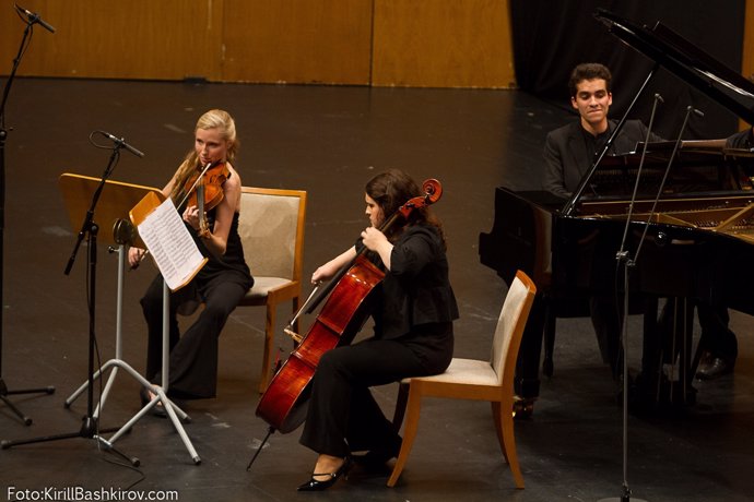 Juan Peréz Floristán (piano) con Liesbeth Baelus (violín) y Marion Platero 
