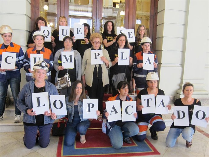 Mijeres mineras en el Parlamento asturiano