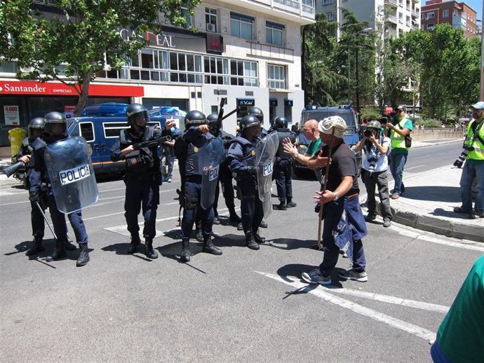 Mineros y antidisturbios en la concentración 