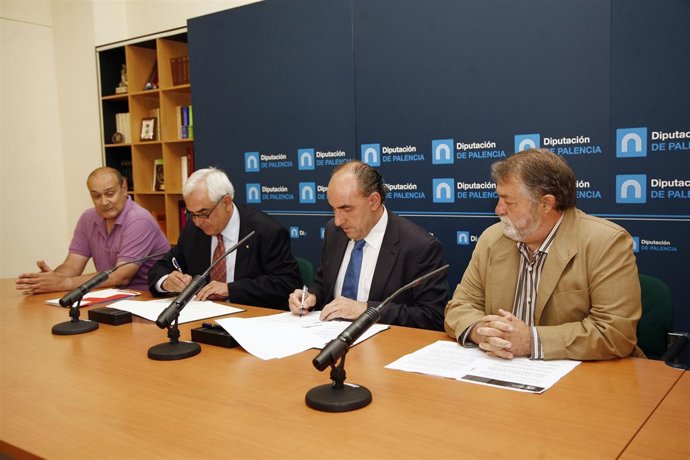 Firma entre el presidente de la Diputación y el de Cruz Roja