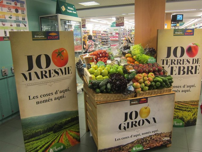 Estand con las muestra de productos de proximidad en Bon Preu y Esclat