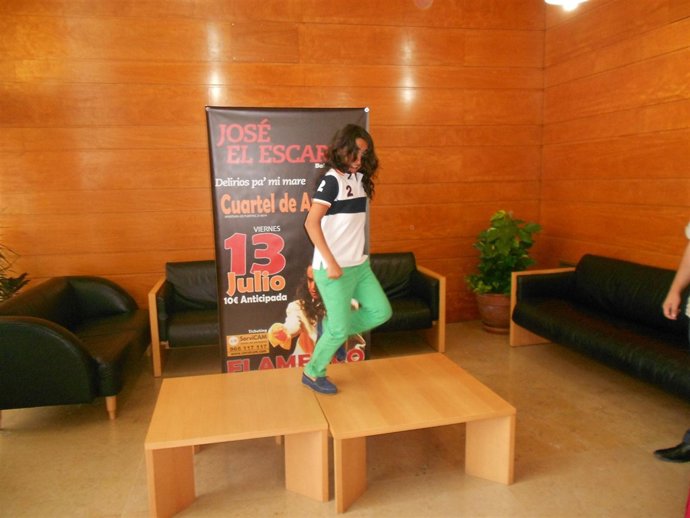 José 'El Escarpín' ofreciendo un zapateado a los asistentes a la rueda de prensa