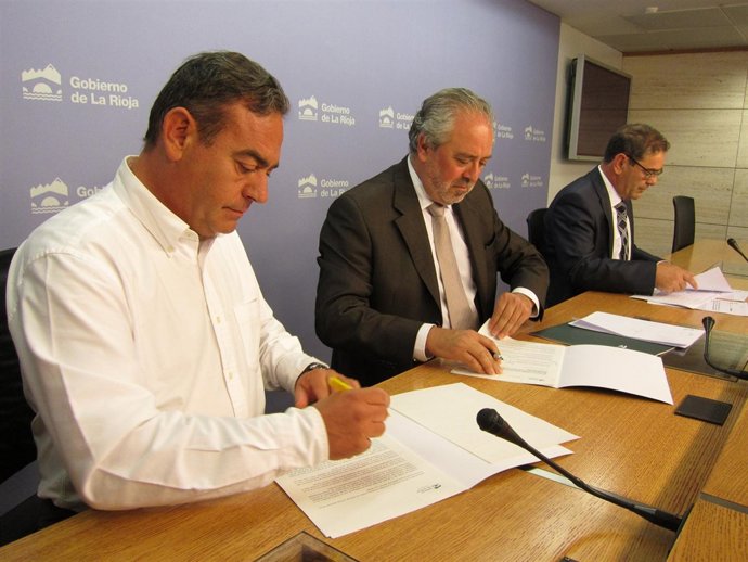 Nieto y Rabadán firman el convenio de colaboración