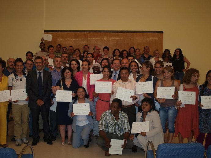 Gamarra y Erro posan con los participantes en los cursos        