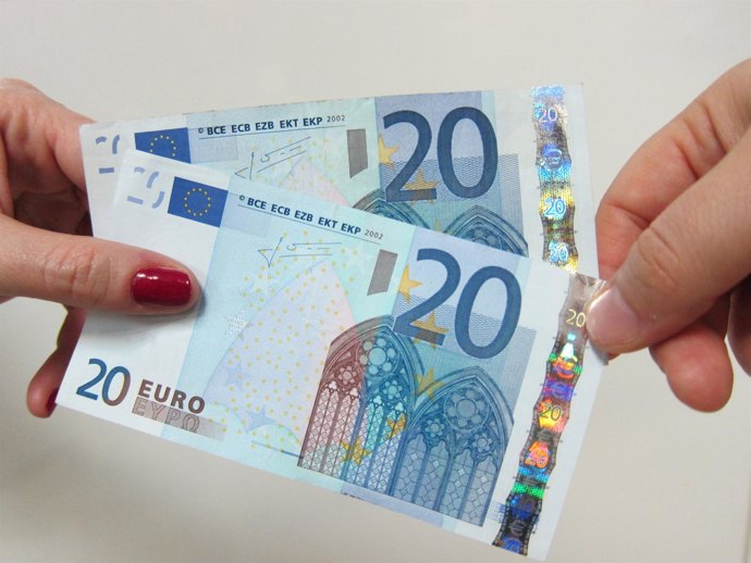 Mujer con billetes de 20 euros