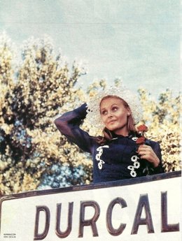 Rocío Dúrcal con el cartel del pueblo que le dio su apellido 
