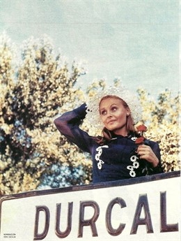 Rocío Dúrcal con el cartel del pueblo que le dio su apellido 