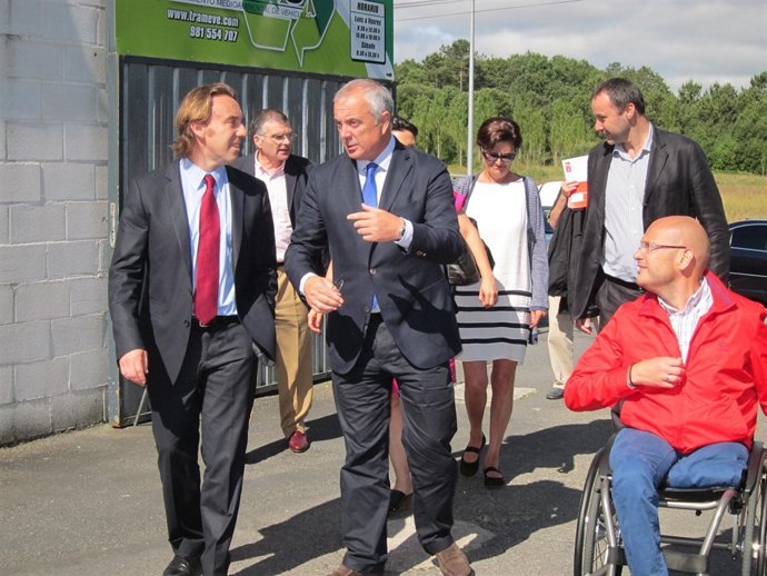 El Secretario Xeral Del Psdeg, Pachi Vázquez, En Su Visita A Un Centro De Cogami