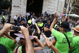 Las Autoridades Visitan En Tribunal En Medio De Las Protestas