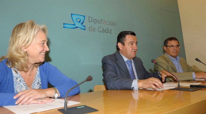 El presidente de la Diputación de Cádiz, José Loaiza, en rueda de prensa