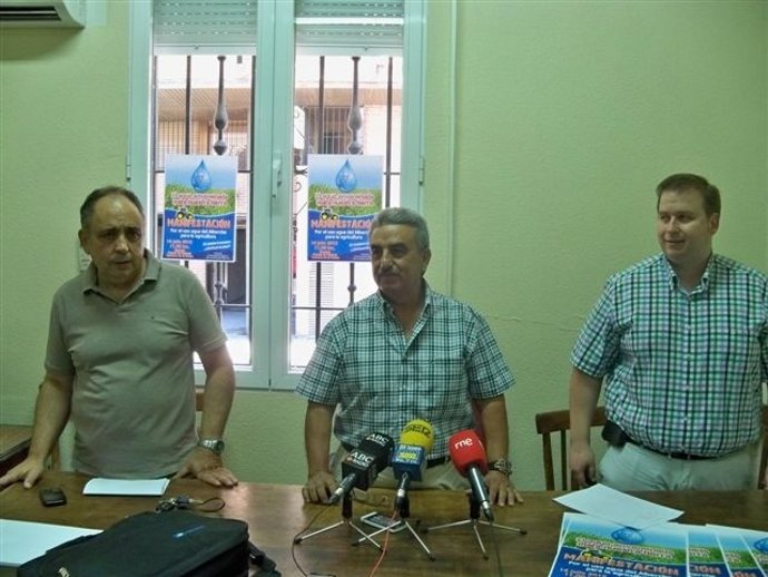 Los portavoces de los regantes en rueda de prensa