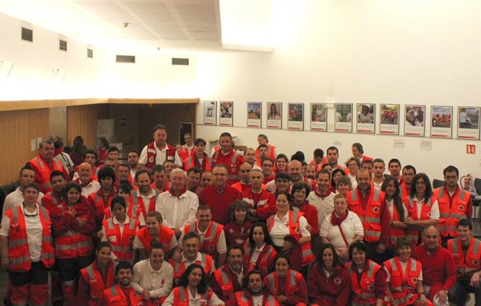 Enrique Maya junto a los voluntarios de Cruz Roja.