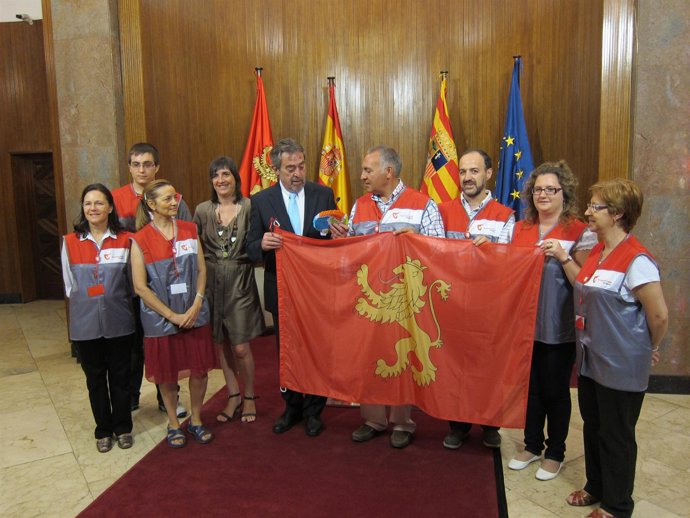 Belloch y losvoluntarios que acuden a Expo Yeosu