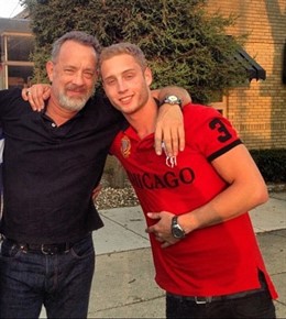 Tom Hanks junto a su hijo Chester