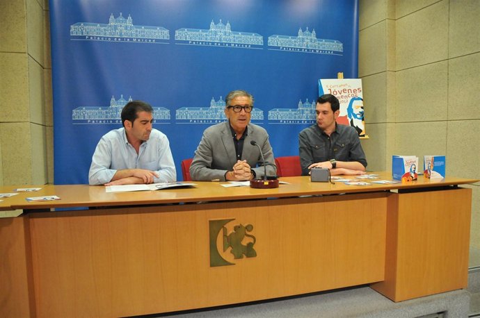 Pineda (centro) durante la rueda de prensa