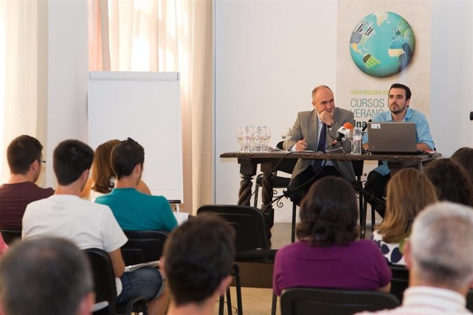 El diputado de IU Alberto Garzón en un curso de Verano de la UMA