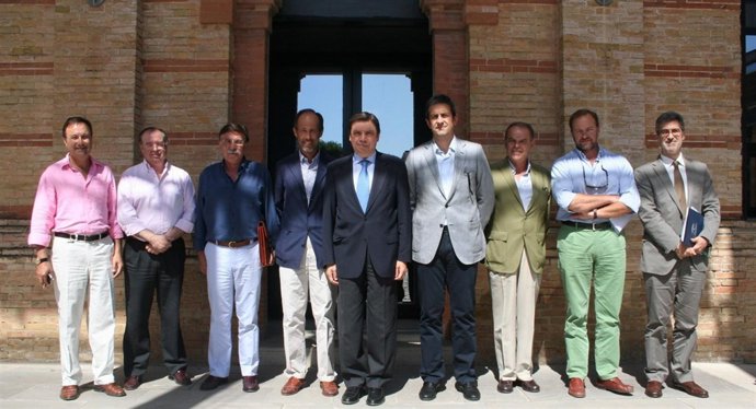 Planas Con Representantes De La Federación Andaluza De Caza