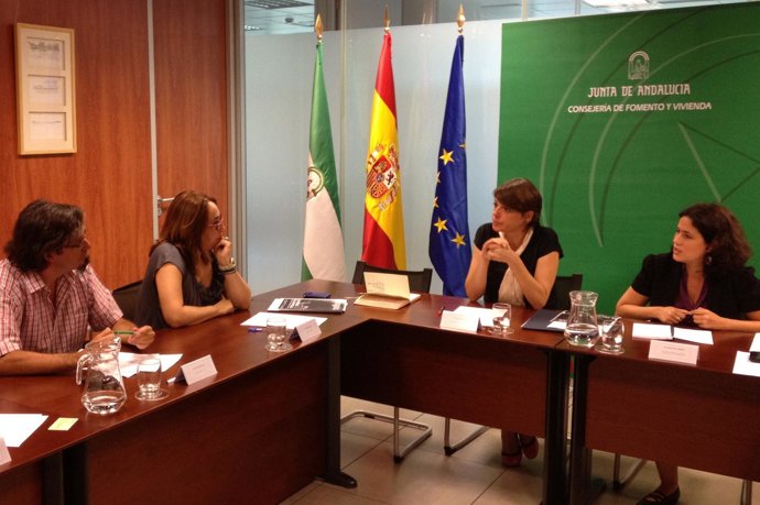 La consejera Elena Cortés, reunida con representantes de Facua