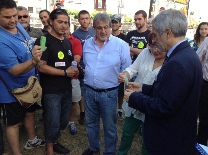 El diputado Gaspar Llamazares visita el campamento de Albitren en la Estación 