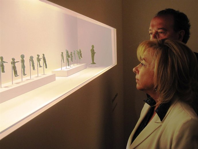 Dolores Serrat contempla los exvotos ibéricos.