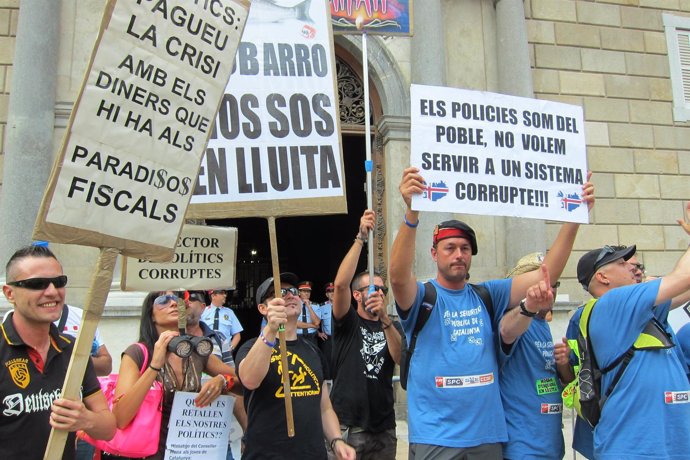 Protesta De Mossos En La Plaza Sant Jaume De Barcelona