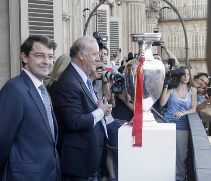 Vicente del Bosque en el balcón del Ayuntamiento de Salamanca