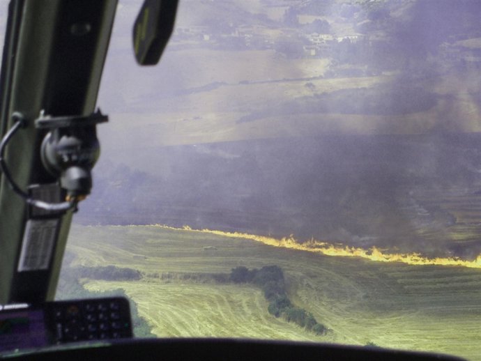Un incendio quema unas ocho hectáreas de rastrojo y cereal.