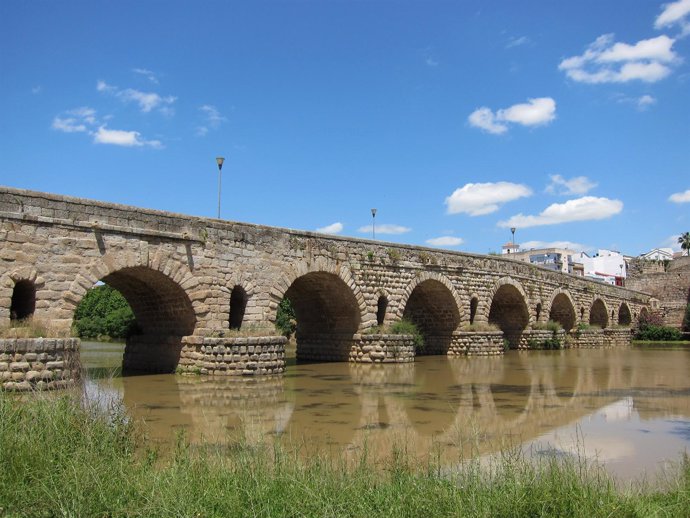 Río Guadiana Y Puente Romano De Mérida