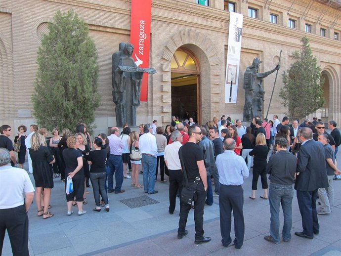 Empleados municipales se concentran ante las puertas del Ayuntamiento Zaragoza