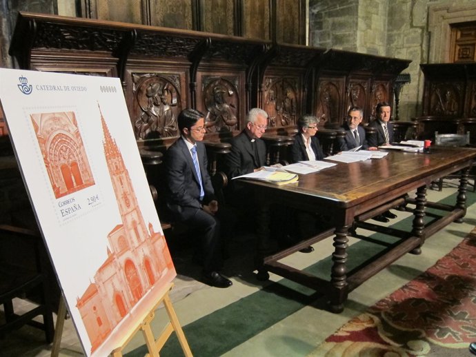 Pérez (segundo por la derecha) explica las características del sello.