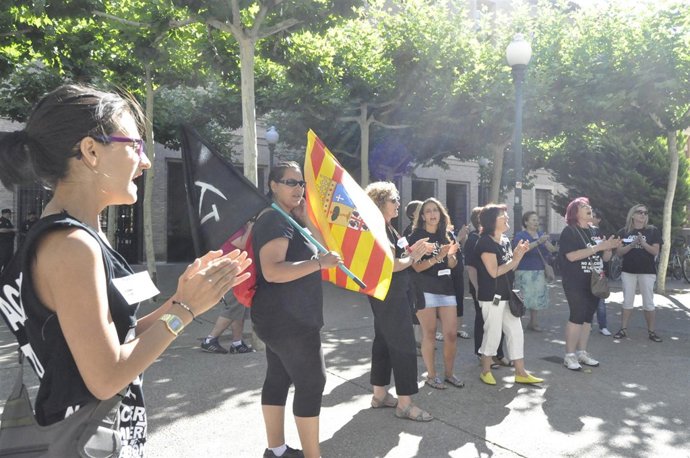 Las 'mujeres del carbón' se concentran ante el Edificio Pignatelli.