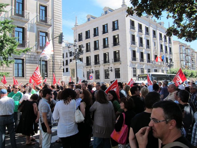 Concentración de empleados públicos frente a la Delegación del Gobierno