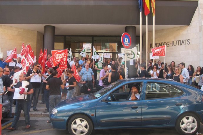 Funcionarios públicos protestan cont ra los últimos recortes del Gobierno
