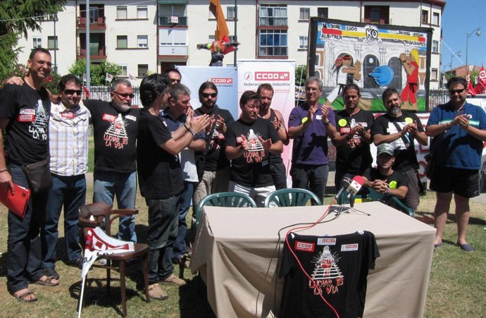 Representantes sindicales y trabajadores celebran el acuerdo en Albitrén