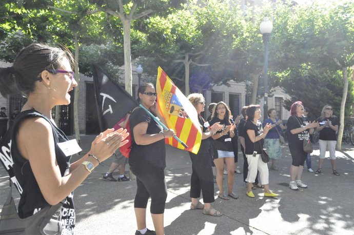 Las 'mujeres del carbón' se concentran ante el Edificio Pignatelli.