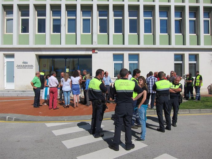 Trabajadores Del Puerto De Santander Protestan Por Los Recortes