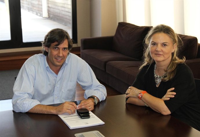 El Alcalde De Paterna Junto A La Investigadora, Pilar Mateo,