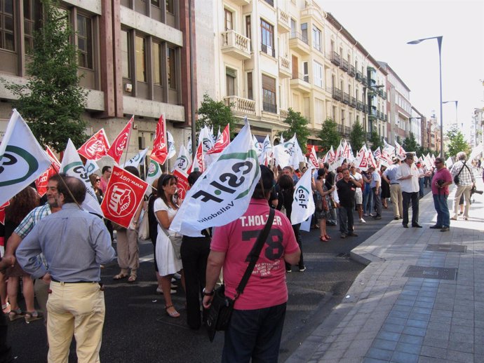 Participantes en la manifestación de empleados públicos en Valladolid.