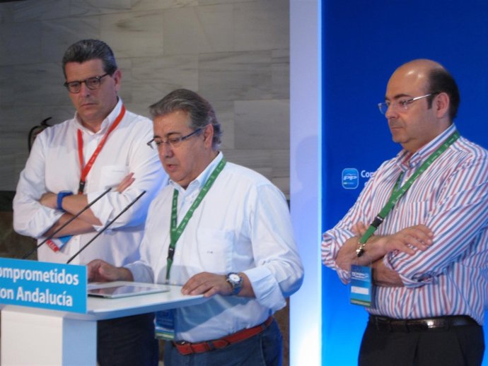 Zoido, en el centro, en rueda de prensa previo al Congreso del PP-A