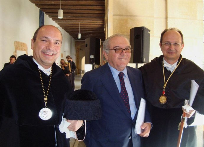 Serra, entre Carmona (d) e Íñiguez. 