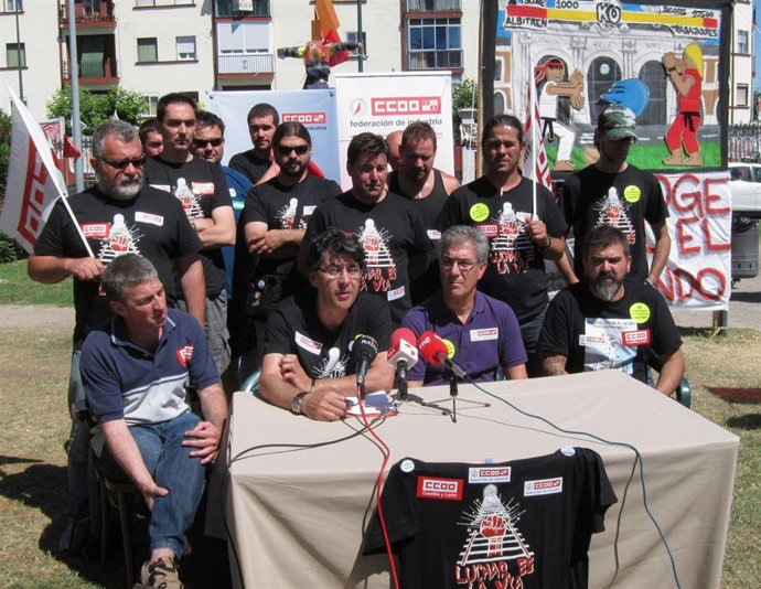 Felipe López, en el centro de la mesa, comparece junto a trabajadores de Albitré