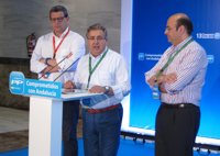 Zoido afirma no haber percibido "tensiones" territoriales en el PP-A y dice que no hablará de cuotas sino de los mejores