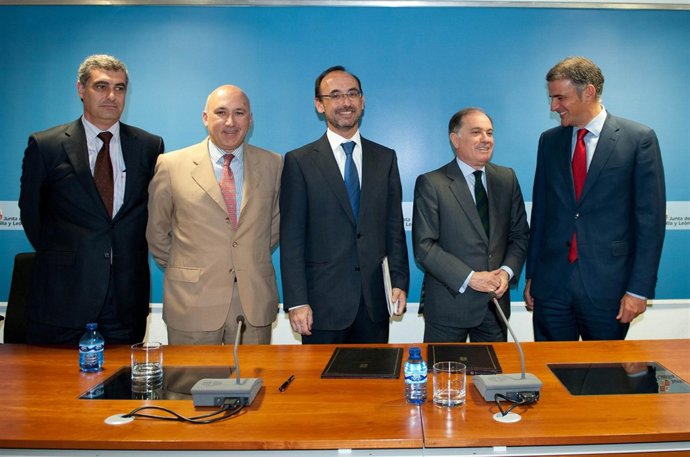 Firma del convenio de colaboración entre Junta y Cofides