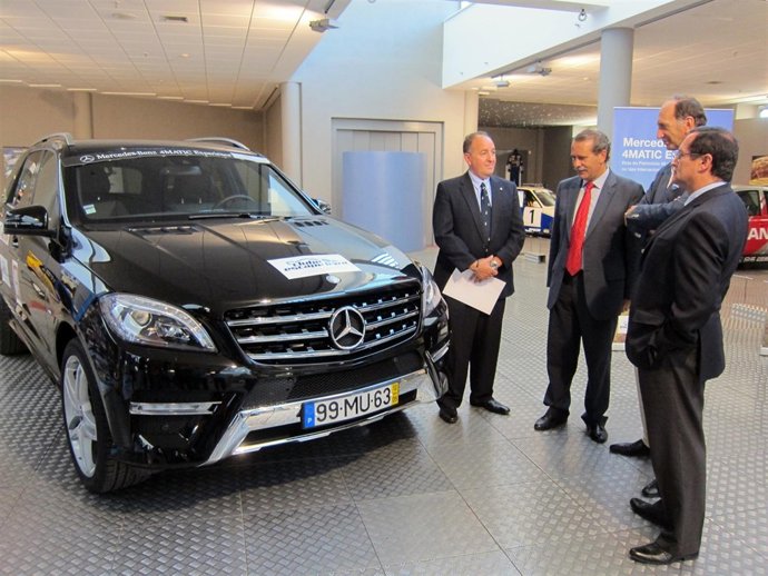 Autoridades viendo uno de los participantes en la 'Mercedes-Benz 4MATIC