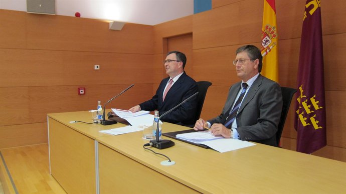 Los consejeros Ballesta y Bernal en rueda de prensa