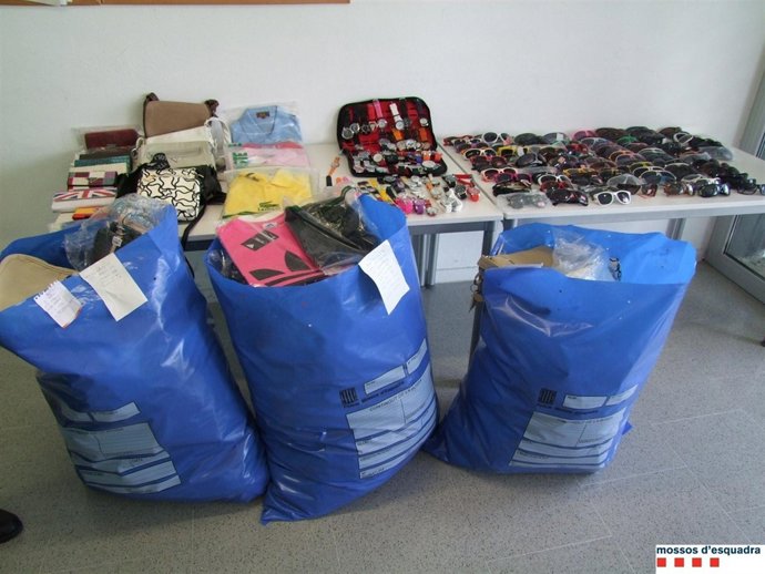 Material decomisado de 'top manta' en Cambrils