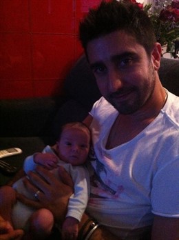 Alex Ubago junto a su hijo Pablo