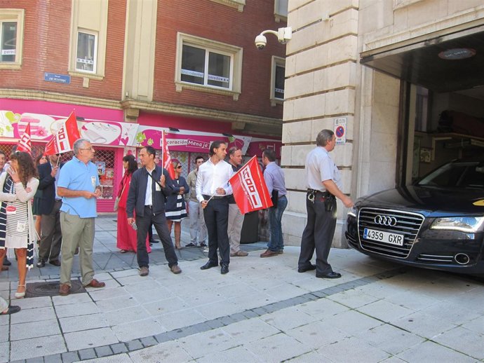 Menéndez no llega en el coche y esquiva a los manifestantes