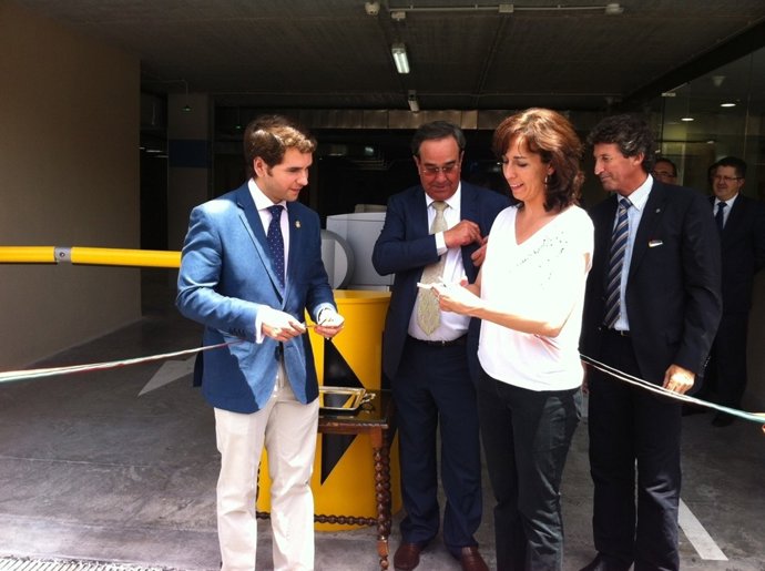 Ceballos corta la cinta inaugural en presencia de Priego y Fernández